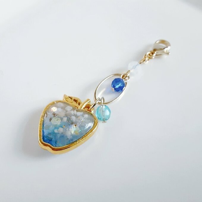 海を感じるクリアブルーカラーのりんごが揺れるマスクチャーム/アクセサリー