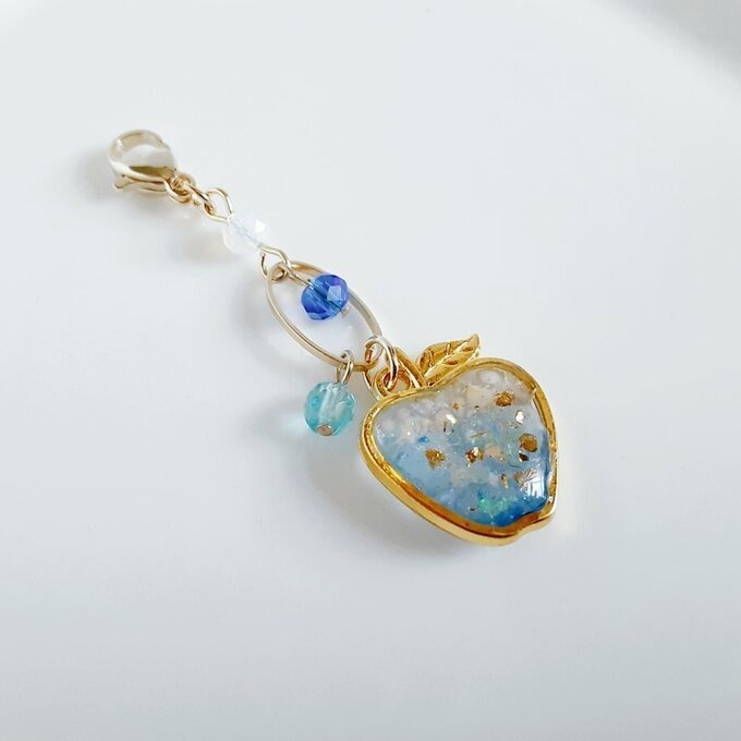 海を感じるクリアブルーカラーのりんごが揺れるマスクチャーム/アクセサリー