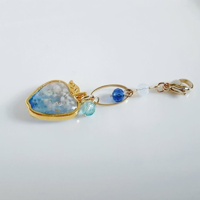 海を感じるクリアブルーカラーのりんごが揺れるマスクチャーム/アクセサリー