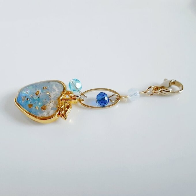 海を感じるクリアブルーカラーのりんごが揺れるマスクチャーム/アクセサリー