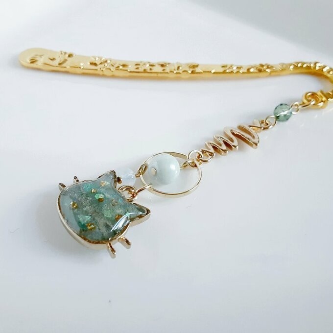 プレゼントにも自分用にもぴったり☆爽やかグリーンカラーのひげ猫ちゃんのブックマーク/しおり(文庫本用)