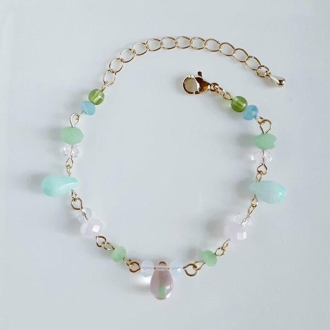 しずくとガラスビーズのグラデーションカラーのブレスレット(薄ピンクから薄グリーン)