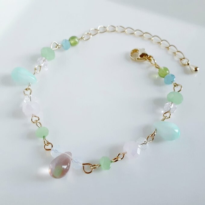 しずくとガラスビーズのグラデーションカラーのブレスレット(薄ピンクから薄グリーン)