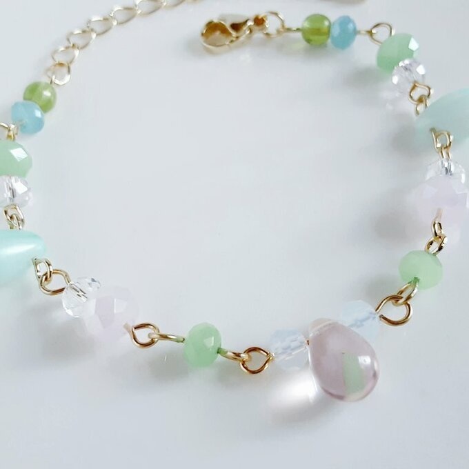 しずくとガラスビーズのグラデーションカラーのブレスレット(薄ピンクから薄グリーン)