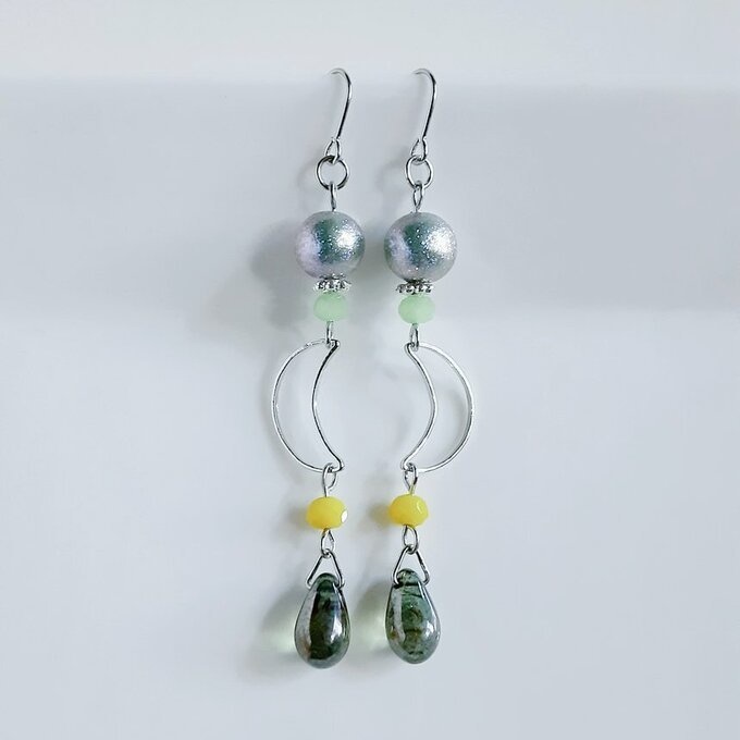 しずくと三日月が揺れる爽やかグリーンカラーのロングピアス/イヤリング