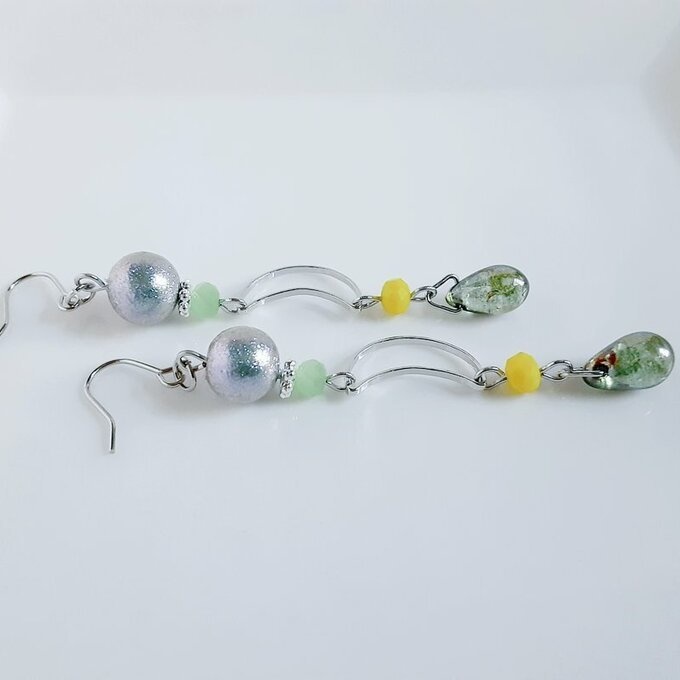 しずくと三日月が揺れる爽やかグリーンカラーのロングピアス/イヤリング