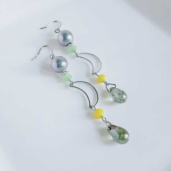 しずくと三日月が揺れる爽やかグリーンカラーのロングピアス/イヤリング
