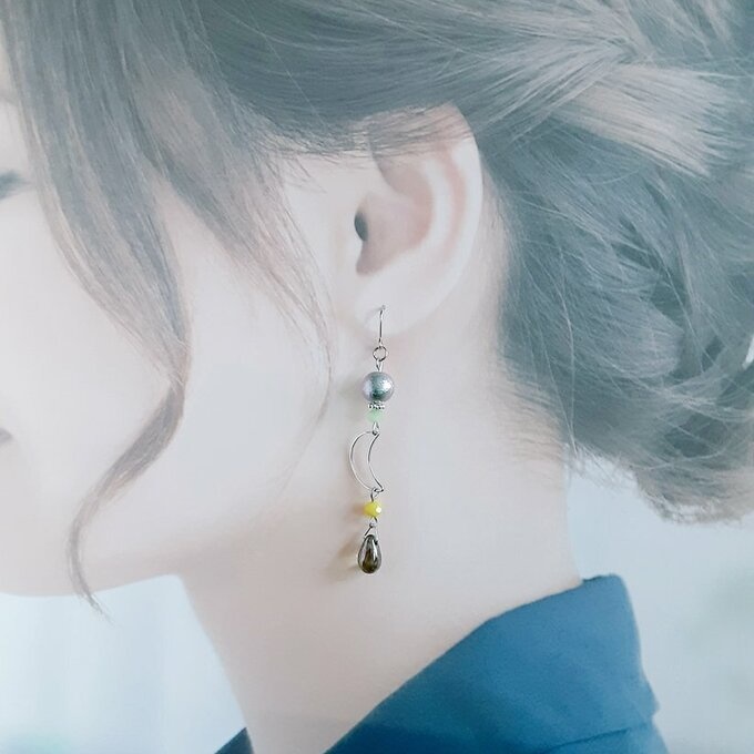 しずくと三日月が揺れる爽やかグリーンカラーのロングピアス/イヤリング