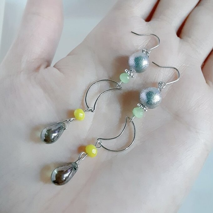 しずくと三日月が揺れる爽やかグリーンカラーのロングピアス/イヤリング