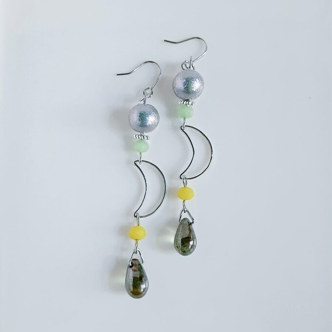 しずくと三日月が揺れる爽やかグリーンカラーのロングピアス/イヤリング