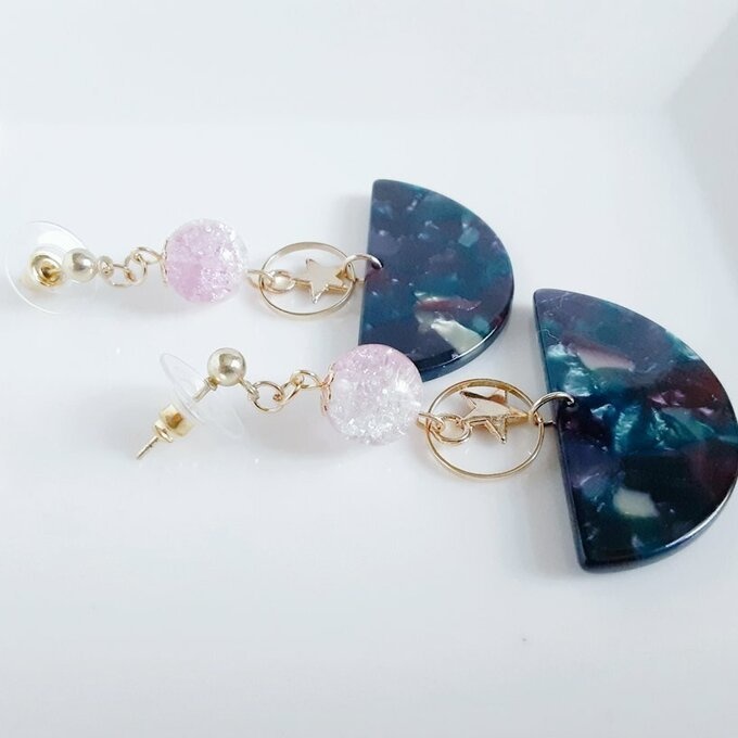 大ぶりべっ甲風アクリルプレートとお星様揺れるラウンドフープの大ぶりピアス/イヤリング(ブラックピンク)