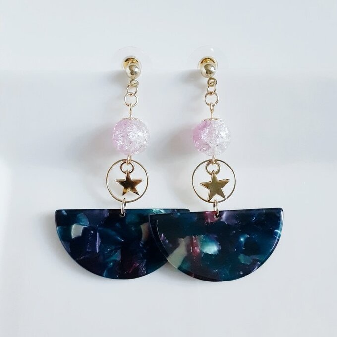 大ぶりべっ甲風アクリルプレートとお星様揺れるラウンドフープの大ぶりピアス/イヤリング(ブラックピンク)