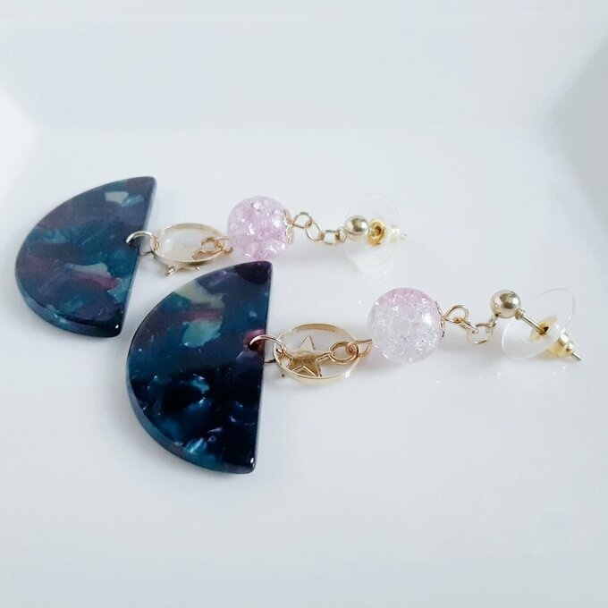 大ぶりべっ甲風アクリルプレートとお星様揺れるラウンドフープの大ぶりピアス/イヤリング(ブラックピンク)