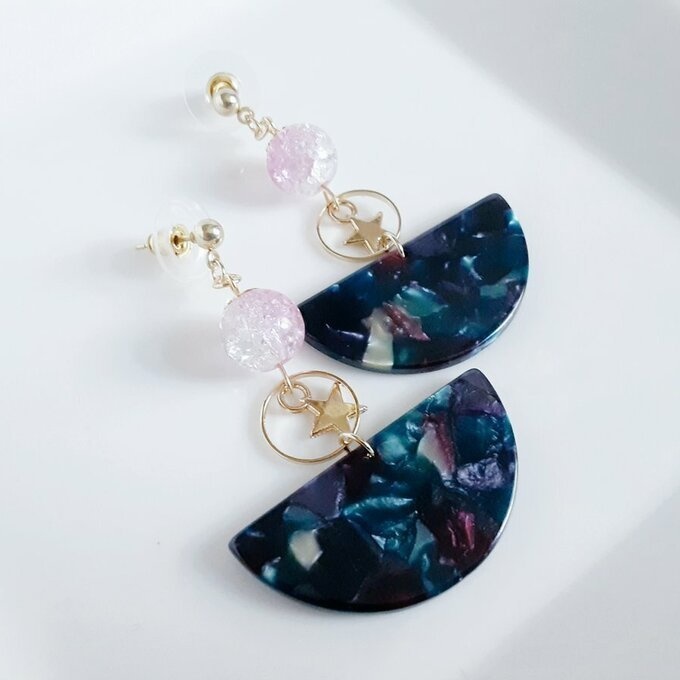 大ぶりべっ甲風アクリルプレートとお星様揺れるラウンドフープの大ぶりピアス/イヤリング(ブラックピンク)