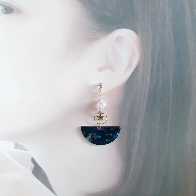 大ぶりべっ甲風アクリルプレートとお星様揺れるラウンドフープの大ぶりピアス/イヤリング(ブラックピンク)