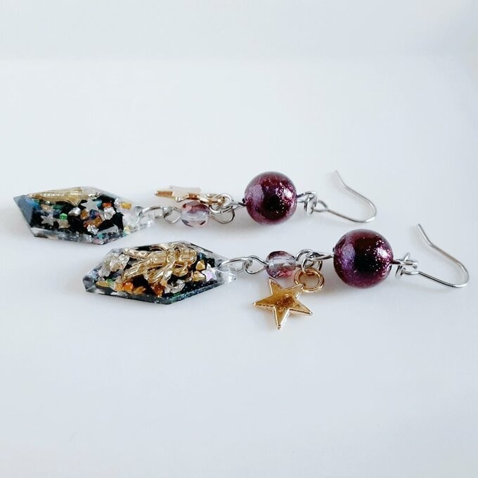 1ペアのみ☆宇宙飛行士と宇宙船が浮かぶレジンパーツとステラパールの幻想ピアス/イヤリング(大人パープル)