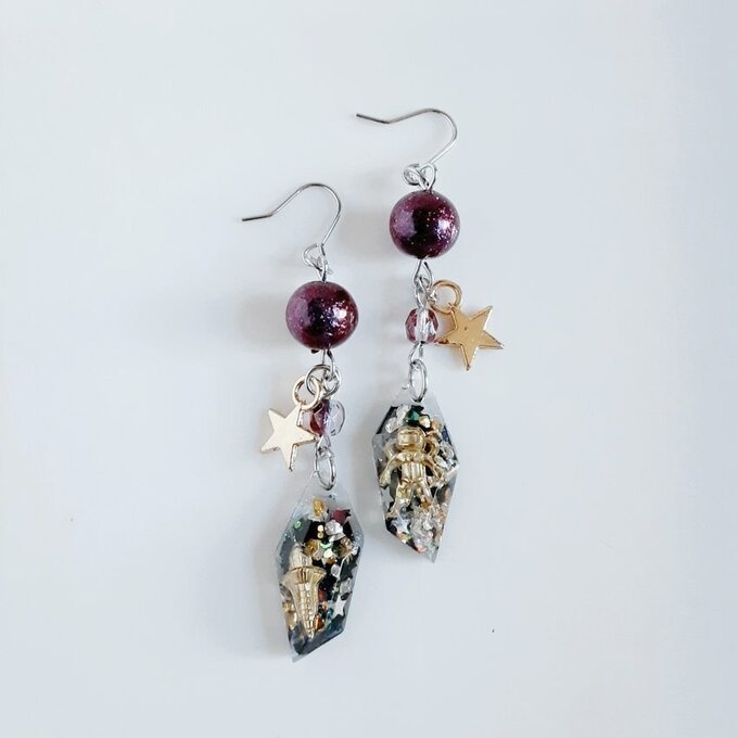 1ペアのみ☆宇宙飛行士と宇宙船が浮かぶレジンパーツとステラパールの幻想ピアス/イヤリング(大人パープル)
