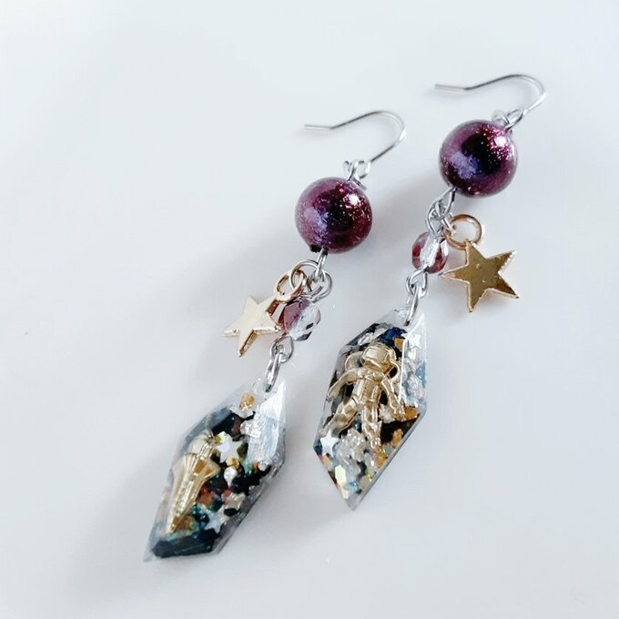 1ペアのみ☆宇宙飛行士と宇宙船が浮かぶレジンパーツとステラパールの幻想ピアス/イヤリング(大人パープル)