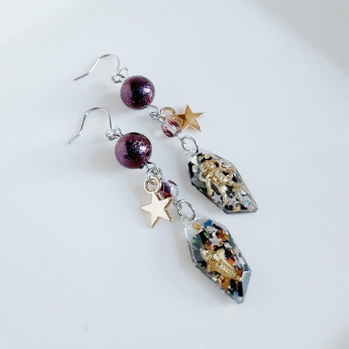 1ペアのみ☆宇宙飛行士と宇宙船が浮かぶレジンパーツとステラパールの幻想ピアス/イヤリング(大人パープル)