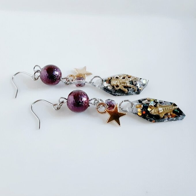 1ペアのみ☆宇宙飛行士と宇宙船が浮かぶレジンパーツとステラパールの幻想ピアス/イヤリング(大人パープル)