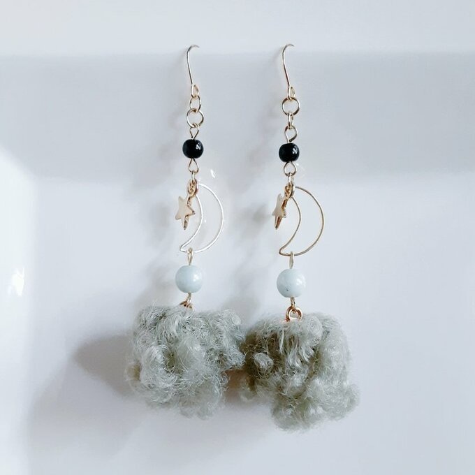 お星様が揺れる☆三日月とふわふわフェイクファーのくすみグリーン色の大ぶりピアス/イヤリング