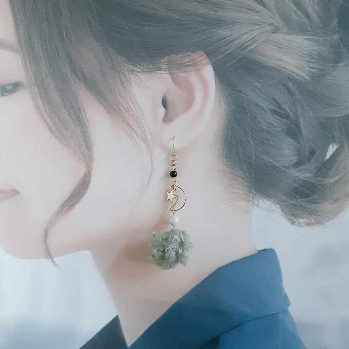お星様が揺れる☆三日月とふわふわフェイクファーのくすみグリーン色の大ぶりピアス/イヤリング