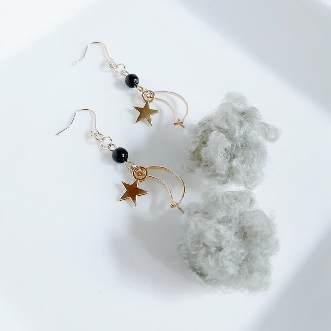 お星様が揺れる☆三日月とふわふわフェイクファーのくすみグリーン色の大ぶりピアス/イヤリング