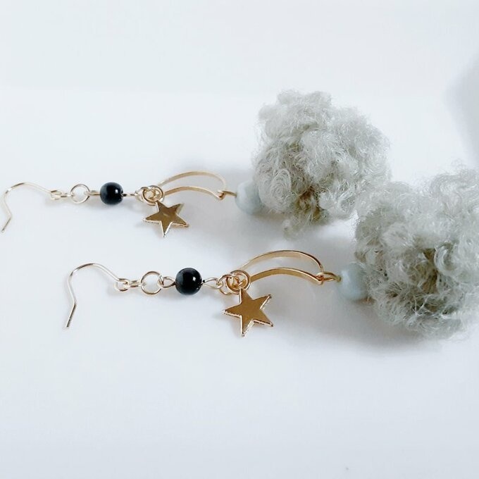 お星様が揺れる☆三日月とふわふわフェイクファーのくすみグリーン色の大ぶりピアス/イヤリング