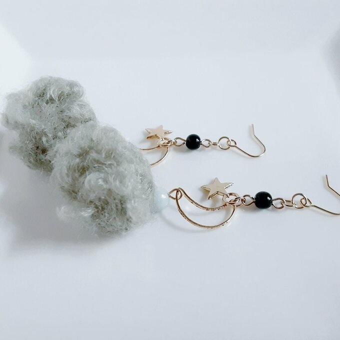 お星様が揺れる☆三日月とふわふわフェイクファーのくすみグリーン色の大ぶりピアス/イヤリング