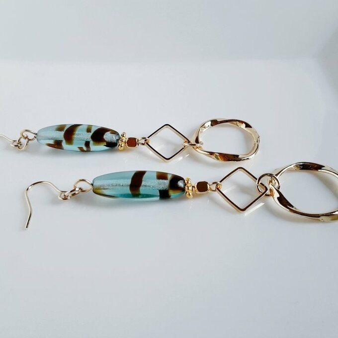 飾り&スクエアフープとチェコビーズの大人縦じまカラーのお洒落ロングピアス/イヤリング