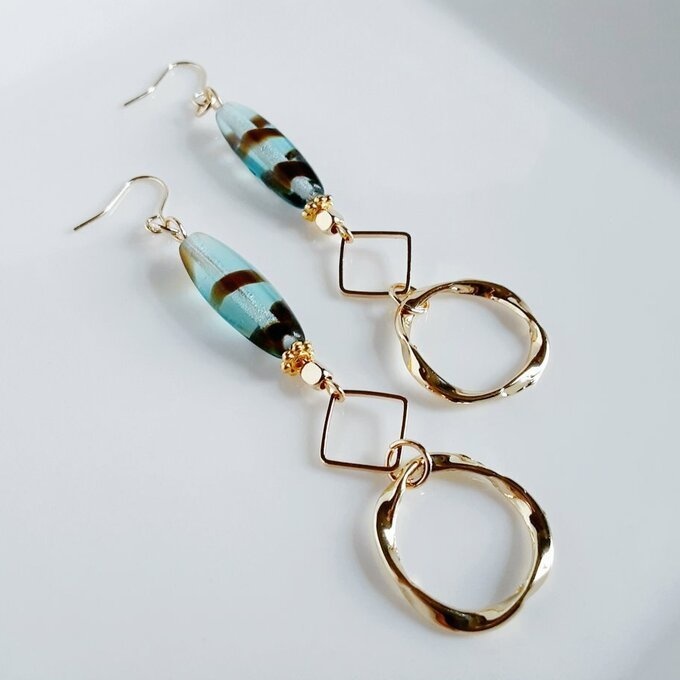 飾り&スクエアフープとチェコビーズの大人縦じまカラーのお洒落ロングピアス/イヤリング