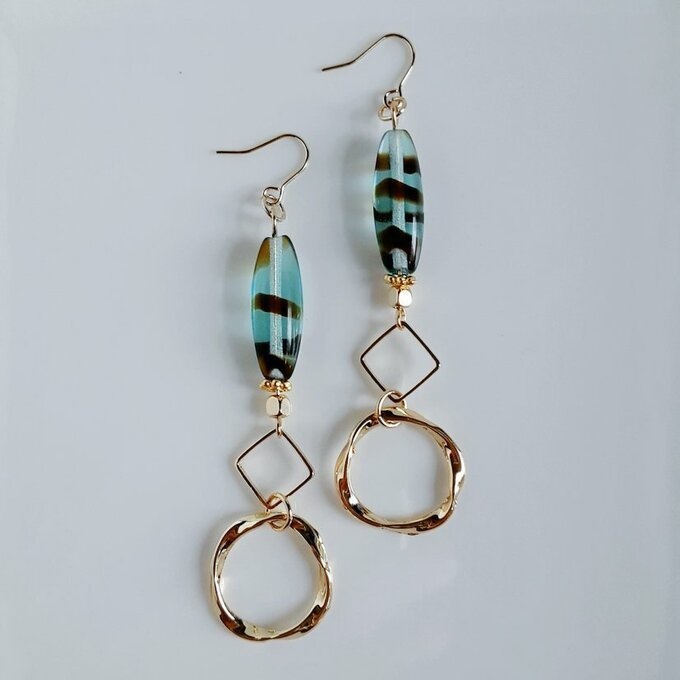 飾り&スクエアフープとチェコビーズの大人縦じまカラーのお洒落ロングピアス/イヤリング