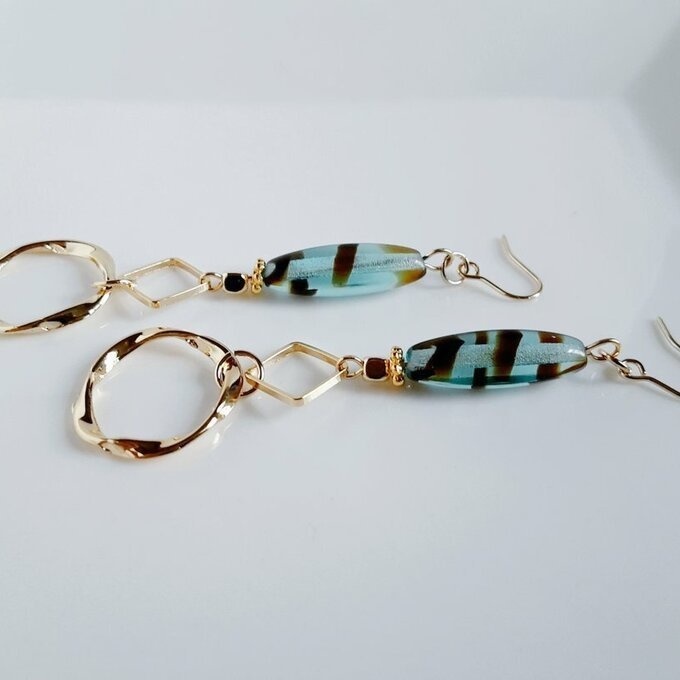 飾り&スクエアフープとチェコビーズの大人縦じまカラーのお洒落ロングピアス/イヤリング