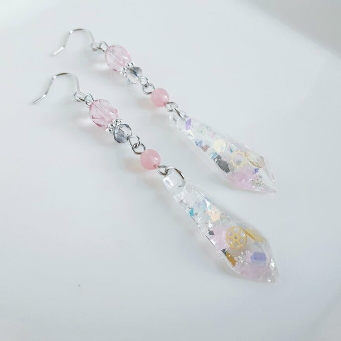 レジンパーツとガラスビーズのクリアピンクカラーのスチームパンク風ピアス/イヤリング