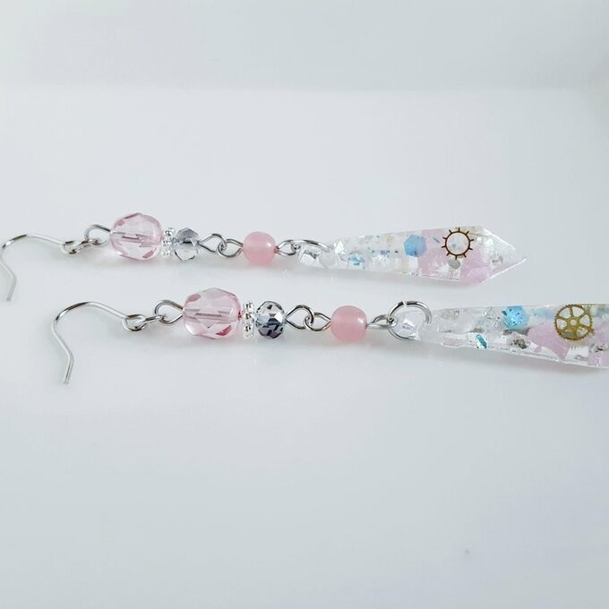 レジンパーツとガラスビーズのクリアピンクカラーのスチームパンク風ピアス/イヤリング