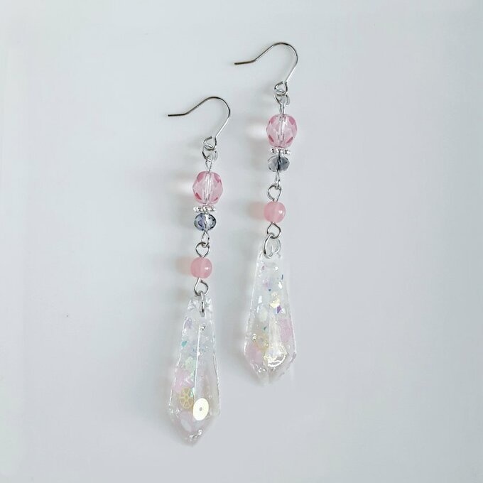 レジンパーツとガラスビーズのクリアピンクカラーのスチームパンク風ピアス/イヤリング