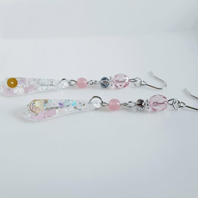 レジンパーツとガラスビーズのクリアピンクカラーのスチームパンク風ピアス/イヤリング