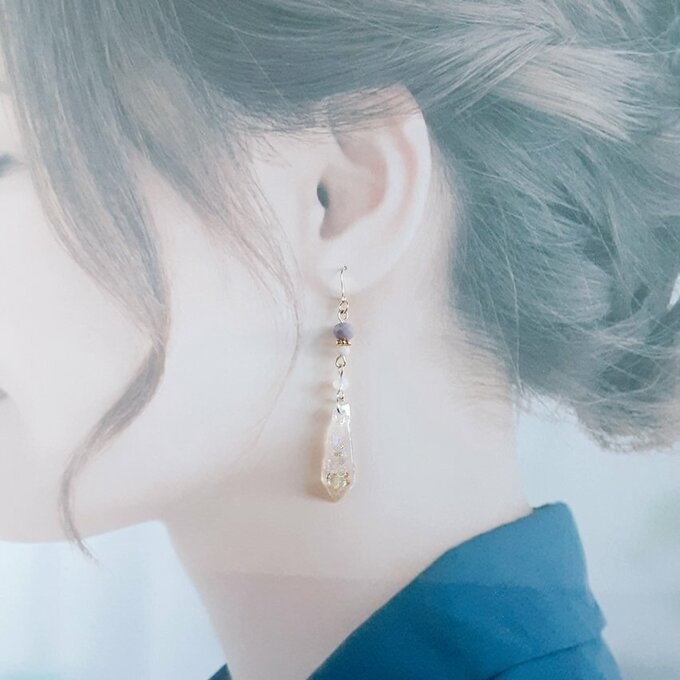 レジンパーツとガラスビーズのクリアピンクカラーのスチームパンク風ピアス/イヤリング