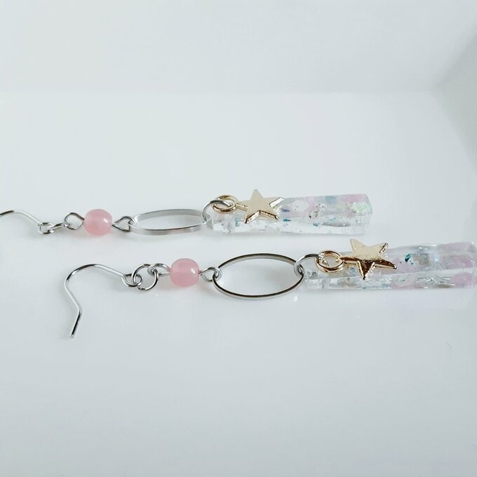 お星様が揺れる☆レジンパーツとオーバルフープのクリアピンクカラーのピアス/イヤリング