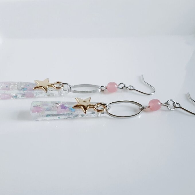 お星様が揺れる☆レジンパーツとオーバルフープのクリアピンクカラーのピアス/イヤリング