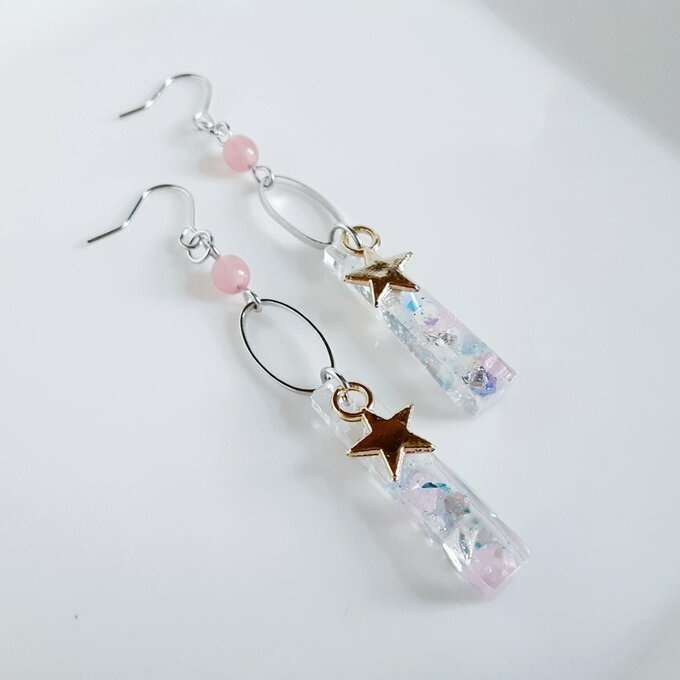 お星様が揺れる☆レジンパーツとオーバルフープのクリアピンクカラーのピアス/イヤリング