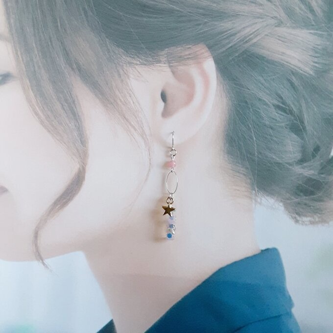お星様が揺れる☆レジンパーツとオーバルフープのクリアピンクカラーのピアス/イヤリング