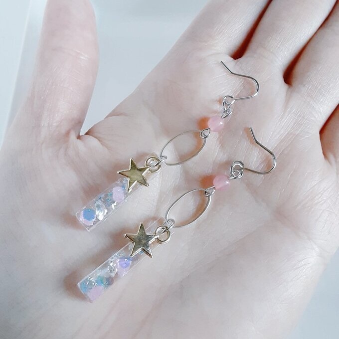 お星様が揺れる☆レジンパーツとオーバルフープのクリアピンクカラーのピアス/イヤリング