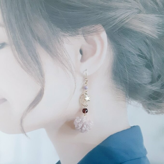 お星様が揺れる☆三日月とふわふわプードルファーのピンク色の大ぶりピアス/イヤリング