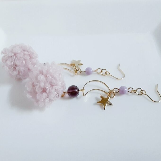 お星様が揺れる☆三日月とふわふわプードルファーのピンク色の大ぶりピアス/イヤリング