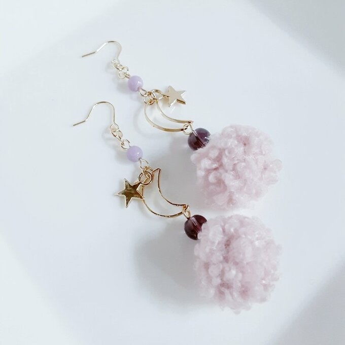 お星様が揺れる☆三日月とふわふわプードルファーのピンク色の大ぶりピアス/イヤリング