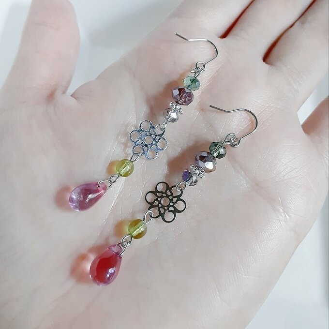 再再販☆お花の透かしとガラスビーズの紫陽花ピンクカラーのピアス/イヤリング
