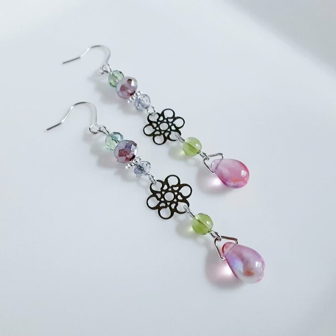 再再販☆お花の透かしとガラスビーズの紫陽花ピンクカラーのピアス/イヤリング