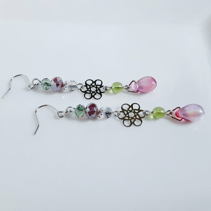 再再販☆お花の透かしとガラスビーズの紫陽花ピンクカラーのピアス/イヤリング