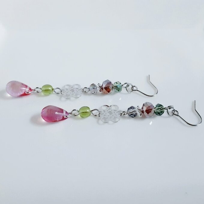 再再販☆お花の透かしとガラスビーズの紫陽花ピンクカラーのピアス/イヤリング